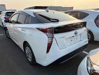 2018 Toyota Prius - Thumbnail