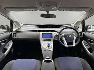 2015 Toyota Prius - Thumbnail