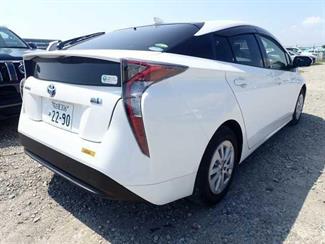 2018 Toyota Prius - Thumbnail