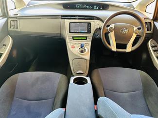 2015 Toyota Prius - Thumbnail