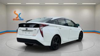 2017 Toyota Prius - Thumbnail